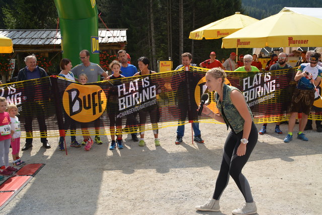 Marina Petzelbeger half den "Minis" vor dem Start mit Aufwärmen
