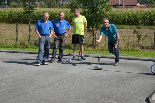 Die Stockschützen bringen den Asphalt zum Glühen