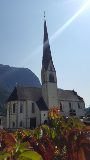 ... über der herbstlich gerahmten Pfarrkirche von Oetz