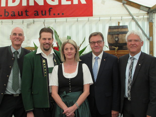 Guten Zusammenarbeit: Heimleiter Toni Pircher, Vbgm. Harald Pöham, Pflegedienstleiterin Angelika Schöpf, LH Günther Platter und Bgm. Siggi Geiger.