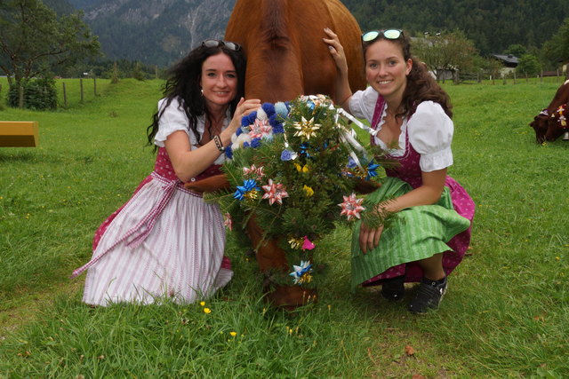 Götschnbäuerin Maria Wimmer und Helferin Magdalena Speicher
