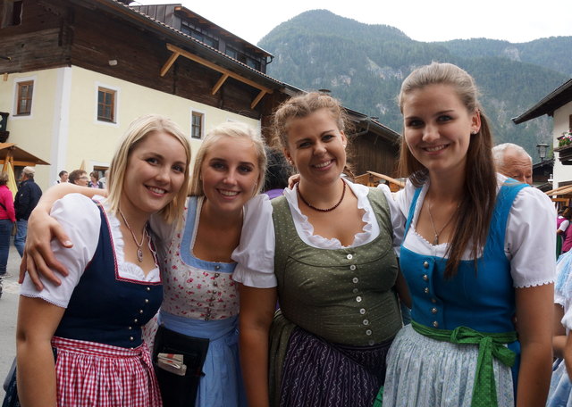 Die fleißigen Mädels der Landjugend waren für den Service zuständig