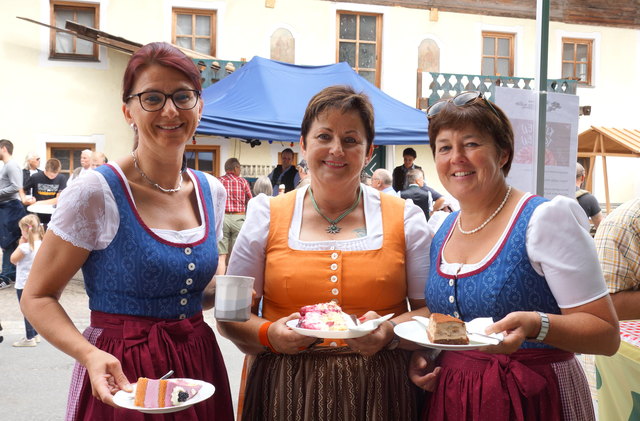 Die Trachtenfrauen verkauften selbst gemachten Kuchen und Kaffee: Obfrau Martina Hammerschmid, Christa Hinterseer und Greti Hohenwarter.