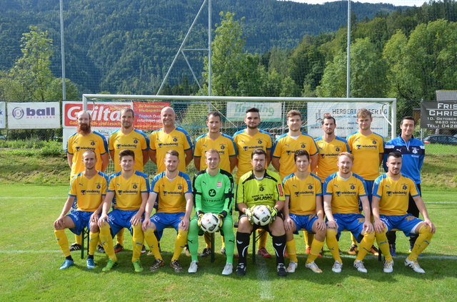 Spielertrainer Thomas Landsfeldt (stehend 3. v. l.) möchte mit SV Egg in die 1. Klasse aufsteigen.