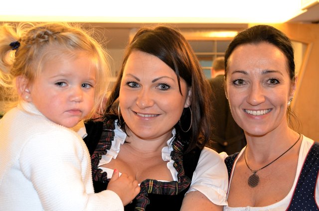 Emma (2) und Tina Pöllinger mit Manuela Grutschnig vom "Kolmwirt"