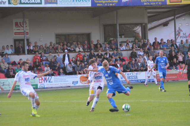 Hier zieht Doppeltorschütze Dominik Sperl ab.