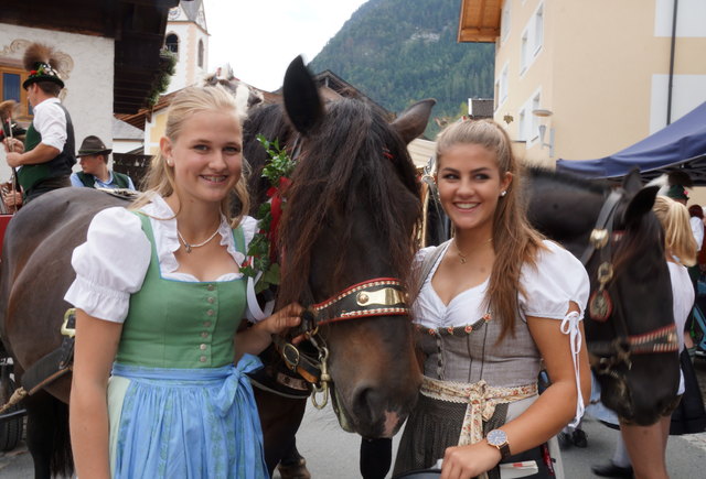 Laura Pfannhauser und Elena Flatscher mit der Pferdekutsche