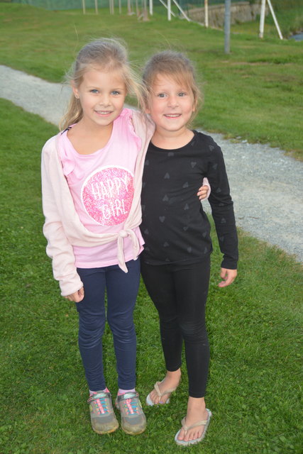 Mia Schützenhöfer und Emilia Fuith feuerten das Heimteam an.