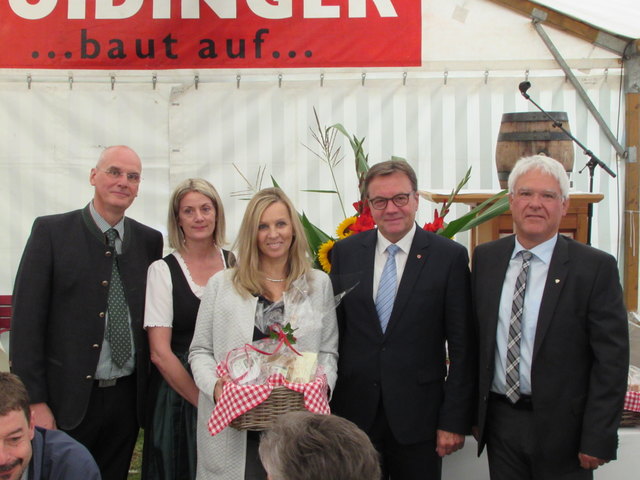 Heimleiter Toni Pircher, Pflegedienstleiterin Angelika Schöpf, Renate Juen, die seit Beginn im Seniorenzentrum arbeitet, LH Günther Platter und Bgm. Siggi Geiger.