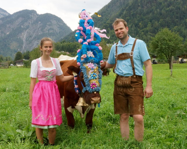 Götschnbauer Martin Wimmer und Helferin Kathrin Speicher mit Afra