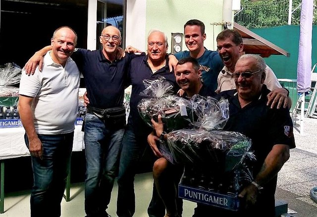 Stemmten erst den Eisstock und dann die Preise: Rene Frank und Christian Schinnerl (vorne) mit den Gratulanten. | Foto: KK