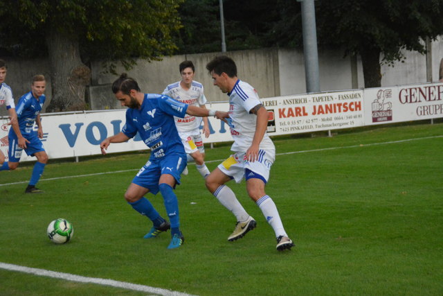 Christian Saurer (hier gegen Daniel Siegl) war einer der Aktivposten bei den Pinkafeldern.