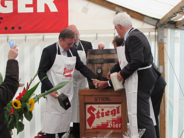 NAch dem Bieranstich wurde gefeiert.