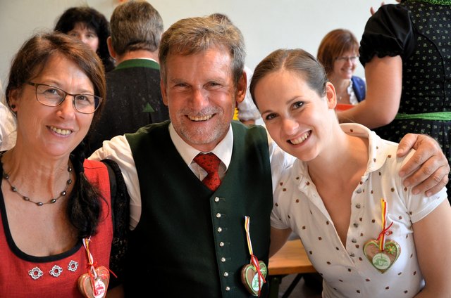 Erich Auer zwischen Sylvia und Katharina