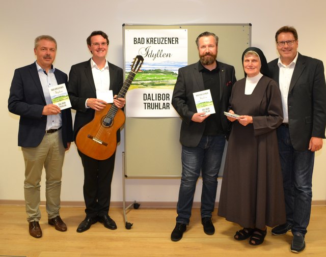 Bürgermeister Manfred Nenning, Musiker Christian Haimel, Buchautor Dalibor Truhlar, Sr. Christian Reichel u. Geschäftsführer Fritz Kaindlstorfer | Foto: privat