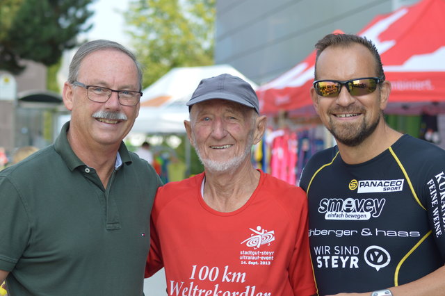 vl.nr. Bürgermeister Gerald Hackl; Weltrekordhalter Josy Simo; Andreas Gindlhumer