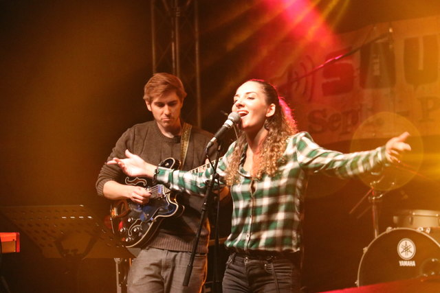 Natalia Kelly mit Band
