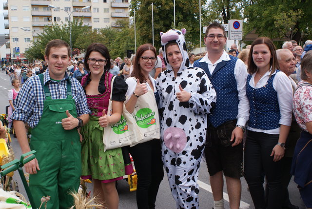 Unter dem Motto "Daheim kauf ich ein" veranstaltete die Landjugend Oberwart das Bezirkserntedankfest 2017.