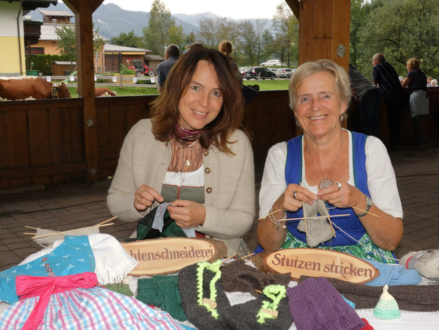 Trachtenschneiderin Michaela Wimmer und Anneliese Maier
