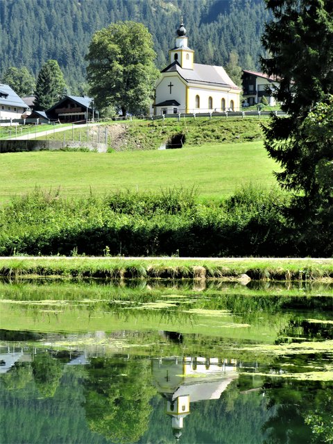 Kirche in Untertauern im Spiegelbild