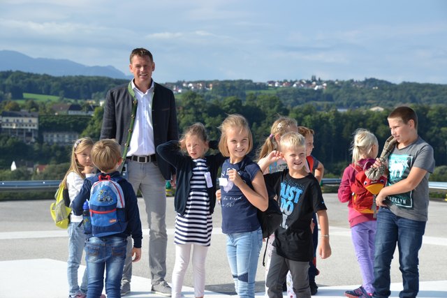 Mit Techn. Betriebsleiter Ing. Reinhold Mittermayr durften die Kinder ausnahmsweise auf den Hubschrauberlandeplatz. Da gab‘s dann wegen des tollen Ausblicks auch gleich noch Infos über Christkindl. | Foto: gespag