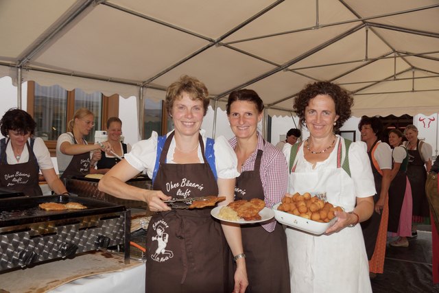 Ortsbäuerin Irene Fernsebner, Daniela Pfannhauser und Gerti Hinterseer mit Team versorgten die Besucher mit Bladl, Krapfen und Senninhupfer.