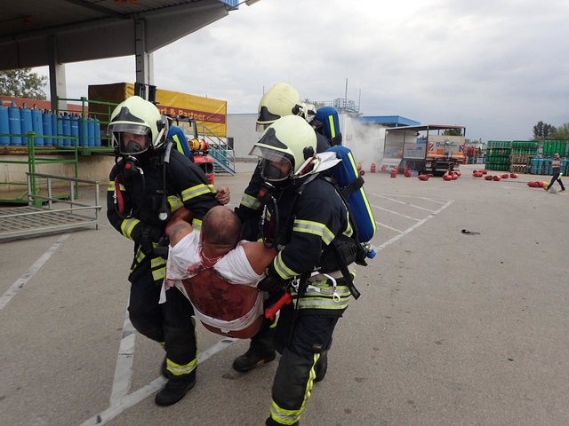 Lkw-Brand auf Firmengelände in Schwadorf. | Foto: FF Schwadorf