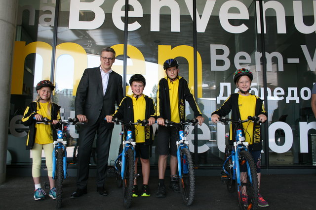 Tobias Seidl (li.) und Fabian Schwarz (re.) bei der Teampräsentation mit Ernst Kloboucnik vom ÖAMTC und den beiden Teamkolleginnen Marie (li.) und Paula (re.). | Foto: ÖAMTC