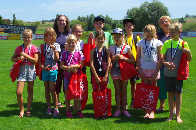 Die Siegerteams der ersten drei Plätze mit Bibliotheksleiterin Anneliese Jakob und Organisatorin Sarah Jakob.