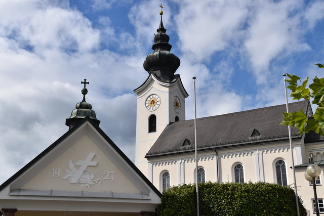 Die Kirche der Pfarre Wals inklusive Turm.