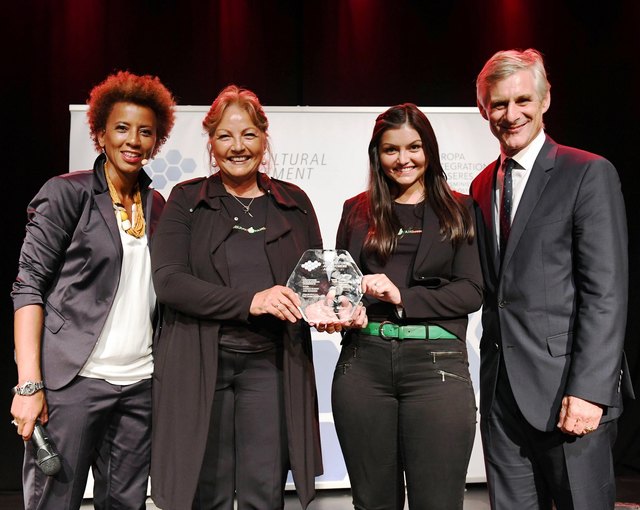 Preisverleihung: Moderatorin Arabella Kiesbauer, Tina Widmann und Tochter Constanze Hellmann und Generalsekretär Michael Linhart (Außenministerium). | Foto: Außenministerium