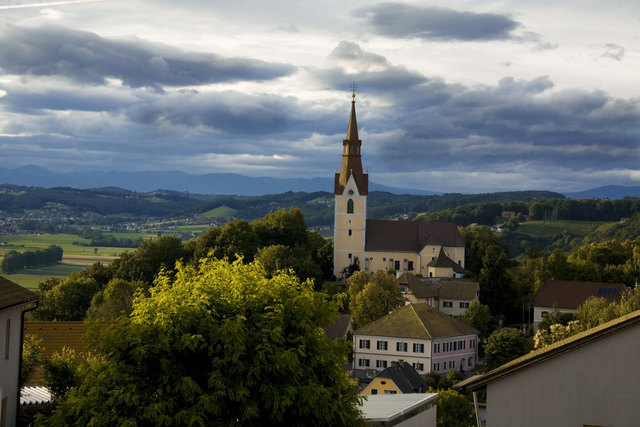 Die Pfarrkirche von Jagerberg ist schon aus der Ferne ein beeindruckender Blickfang. Unter anderem die idyllische Landschaft macht die Gemeinde zu einem beliebten Wohnort. | Foto: KK