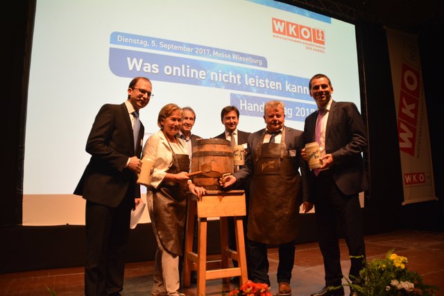 Übernahmen den Bieranstich: WKNÖ-Präsidenten Sonja Zwazl (2.v.l.) und Wieselburg-Lands Bürgermeister Karl Gerstl (2.v.r.).