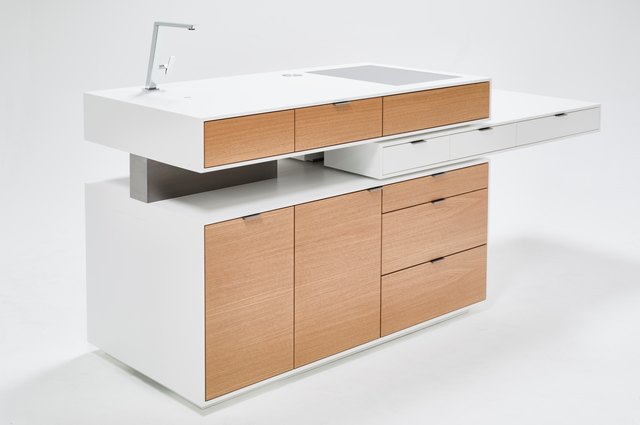 Peter Munds Multifunktionsmöbel: Transportable Kleinstküche mit integriertem Arbeitsplatz. | Foto: Lignorama