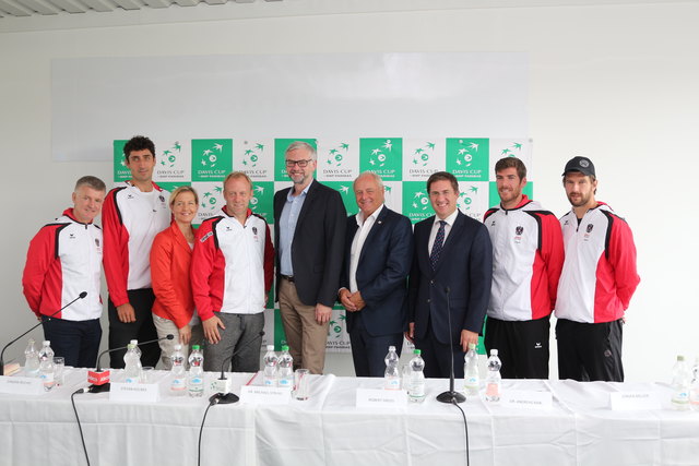 Landesrat Michael Strugl, Bgm. Andreas Rabl, Verantwortliche des Tennisverbandes und Mitglieder des Davis-Cup-Teams.