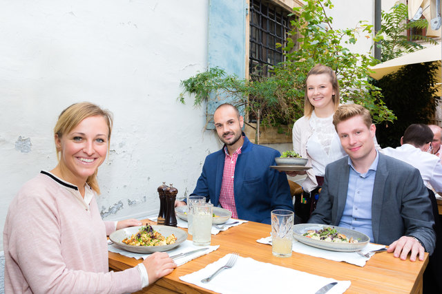 Die letzte Sommerfrische genossen Verena Schaupp, Georg Schuchlenz und Roland Föchterle im Gastgarten des Landhauskeller.