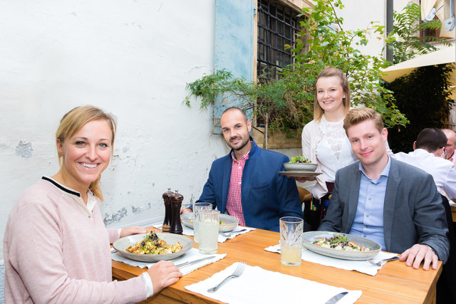 Die letzte Sommerfrische genossen Verena Schaupp, Georg Schuchlenz und Roland Föchterle im Gastgarten des Landhauskeller. | Foto: Jorj Konstantinov