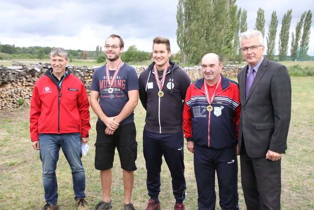 Bundessportleiter Lamprecht Peter, Nossian Roland, Kral Daniel, Kral Johann und Bgm. Freitag Robert bei der Siegerehrung. | Foto: privat