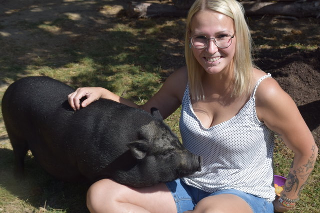 Frauchen Tamara Hübner-Hölbl und Schwein Flora. | Foto: Werilly