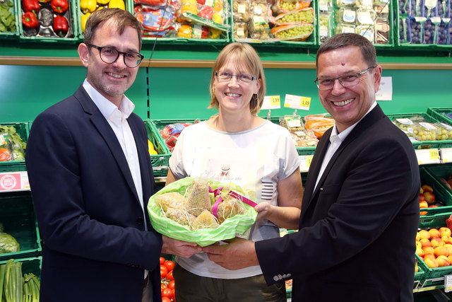 Michael Pecherstorfer, Karin Aigner und Hans Moser bei der Betriebsbesichtigung. | Foto: Andreas Maringer