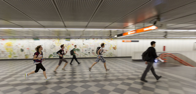 Die Teilnehmer bewegen sich nur zu Fuß oder mit Öffis durch die Stadt. | Foto: Christian Leitner, Lizenz: CC BY-NC-ND 2.0