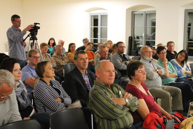 Die Zuschauer folgten den Ausführungen der Podiumsteilnehmer bei ihren Kurzreferaten.