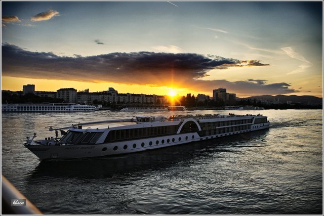 es war so ca. um halb acht;-)))