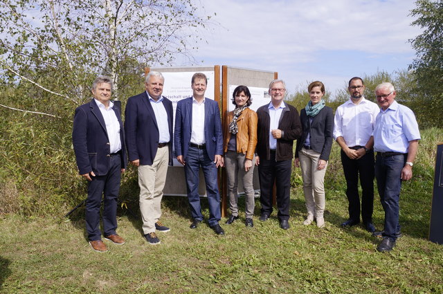 Beispiel für eine gelungene Revitalisierung: Bgm. Werner Gutzwar( 2.v.l.) mit Enquete-Teilnehmern am Hühnerbach | Foto: Woche