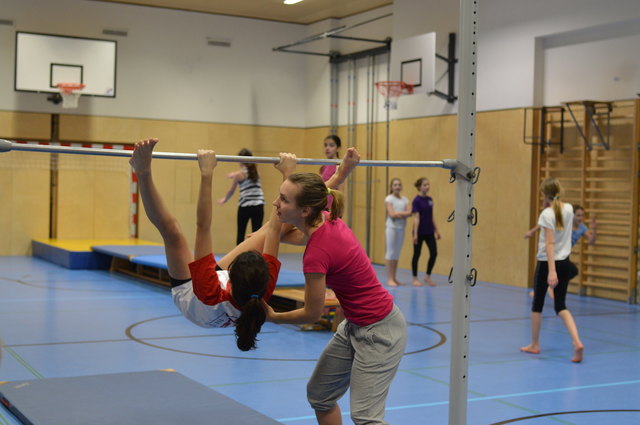 Mit etwas Hilfe klappt es auch am Reck