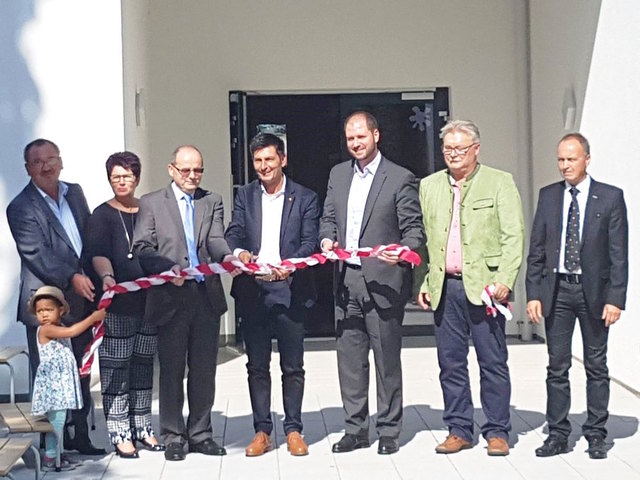 Bei der Eröffnung: Vzbgm. Michalitsch, Vzbgm. Kitzinger, Architekt Svhwarz, LT-Präs. Illedits, KO Sagartz, Bgm. Kutrovatz, Bgm. Izmenyi | Foto: Bgld. Landtag/SP