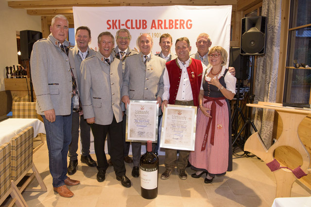 Die neu ernannten Ehrenmitglieder Mag. Manfred Strolz und Franz-Josef Mathies (Mitte) mit dem SCA-Vorstand. | Foto: Ski-Club Arlberg