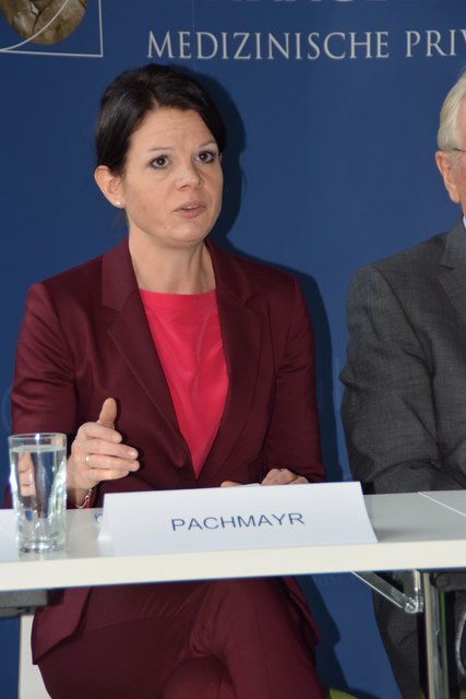Johanna Pachmayr, Vorständin des Instituts für Pharmazie und Forschungsprofessorin, betont die vielfältigen Karrierewege, die nach dem Studium an der PMU offenstehen. | Foto: Angelika Pehab