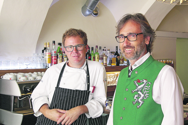 Gastronom Martin Neuretter (Stadt Meierei) mit Präsident René Ganzer (Lions Club Göss) v.l. | Foto: KK