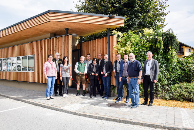 Eröffnung mit vielen Ehrengästen: In nur vier Monaten wurde das öffentliche WC am Hauptplatz Mitterdorf errichtet. | Foto: Stradner